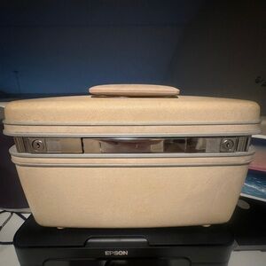 Authentic 70’s Vintage Samsonite With Key.  Cream and Silver Vanity Travel Case